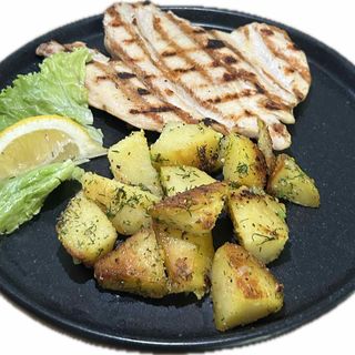 Пилешка пържола от филе г-ра пържени картофи