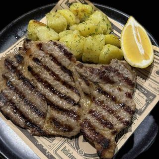 Свинска вратна пържола с г-ра домашни картофи