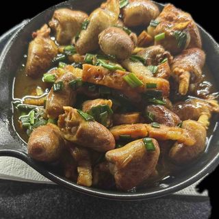 Пилешки сърца с лук и бекон