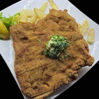 Шницел по виенски върху канапе от картофи