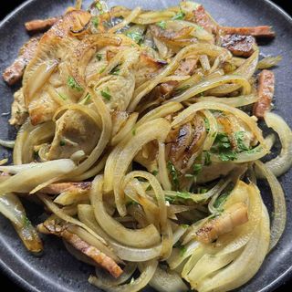 Пилешки филенца с лук и бекон