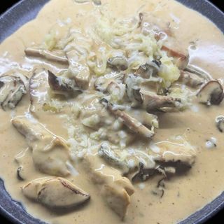 С гъби и сметаново-бадемов сос,печена червена чушка