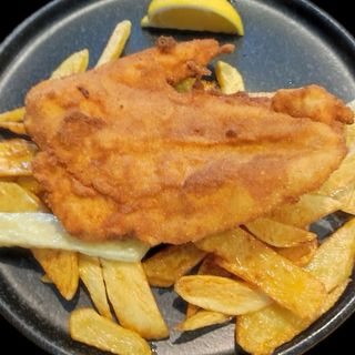 Пилешки шницел с гарнитура домашни пържени картофи