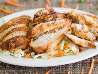 Хрупкаво пилешко филе върху пържени картофи 400гр