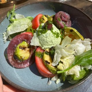 Салата с домати, гриловани тиквички   300г