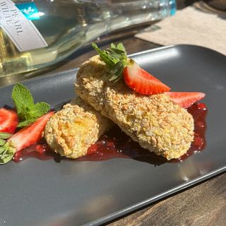 ХРУПКАВО БРИ С ФЪСТЪЧЕНА КОРИЧКА И СЛАДКО ОТ ЯГОДИ  250гр