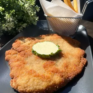Виенски шницел с пържени картофки и билково масло  400г