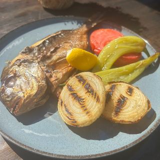 ОПУШЕНА ЦЯЛА ЦИПУРА СЪС ЗЕЛЕНЧУЦИ НА СКАРА