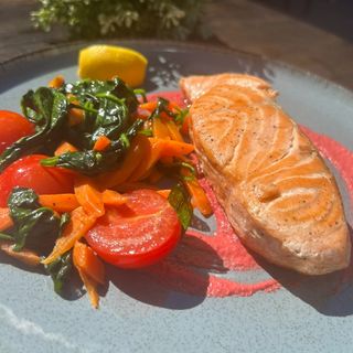 СЬОМГА ФИЛЕ С  БЕЙБИ СПАНАК, МОРКОВИ И ЧЕРИ ДОМАТИ