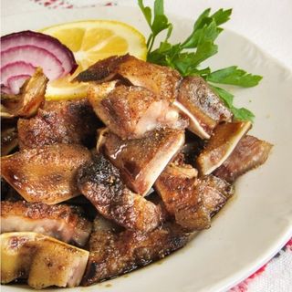 Цяло жарено свинско ухо на скара със сосче