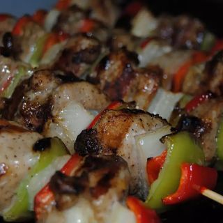 ШИШЧЕТА ОТ ПУШЕНА СЛАНИНКА С ЛУК И ЧУШКА 250гр.