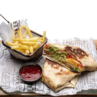 Тортила с хрупкаво пиле и гуакамоле (320г)