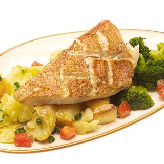 Филе от фагри с печени картофи (400г)