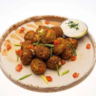 Мини фалафели с млечен сос (200г)