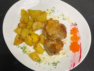 Свински джолан без кост с картофи на фурна