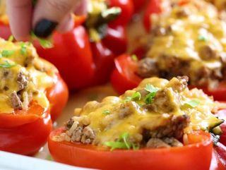 Пълнени чушки с кайма и ориз със сос (350гр.)