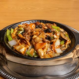 309 Три вида месо къкрещо върху метална плоча със зеленчуци