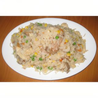 Пържен пикантен ориз с 3 вида месо, зеленчуци и яйце