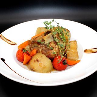 Бавно печен свински джолан със зеленчуци (500гр)