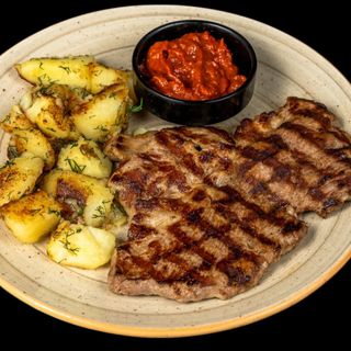 Свински врат на скара с картофи  соте и лютеница  (350г)