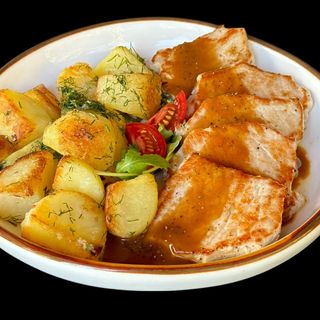 Свински контра филенца с печен сос и билкови картофи  (350г)