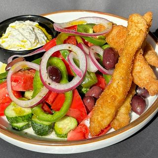 ГРЪЦКА САЛАТА С ХРУПКАВО ПИЛЕ - 400гр