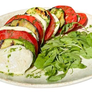 КАПРЕЗЕ С ГРИЛОВАНИ ТИКВИЧКИ - 450гр