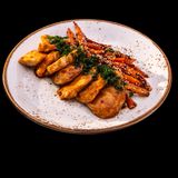 ПИЛЕШКИ СКАЛОПИНИ СЪС СОС ПЕЧЕНО, ГЛАЗИРАНИ МОРКОВИ И СУСАМ