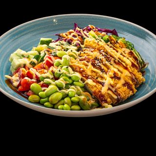 ПОКЕ БОУЛ С КИНОА И ХРУПКАВО ПИЛЕ