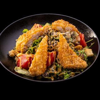 МИКС САЛАТИ СЪС СОЕВ ДРЕСИНГ, КИНОА И ПАНИРАНА РИБА