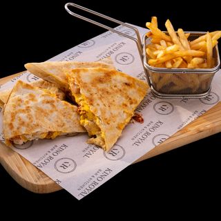 КЕСАДИЯ С ПИЛЕШКО ФИЛЕ И СУШЕН ДОМАТ