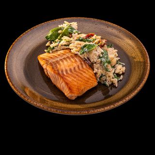 ФИЛЕ ОТ СЬОМГА С ОРЗО, БЕЙБИ СПАНАК И СУШЕНИ ДОМАТИ