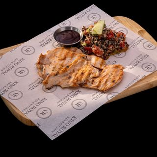 ПИЛЕШКО ФИЛЕ НА СКАРА СЪС САЛАТА ОТ КИНОА