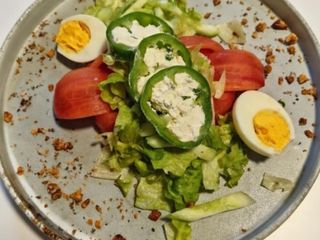 ГРАДИНСКА САЛАТА С ПЪЛНЕНИ ЧУШКИ С МУС ОТ СИРЕНА 360 гр.