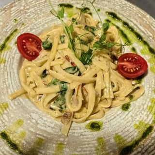 ПРЯСНА ПАСТА С ПИЛЕШКО, СПАНАК И СУШЕН ДОМАТ 470 гр. 