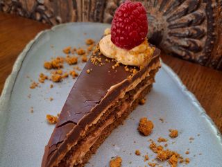 ТОРТА МАЛИНОВ САТЕН