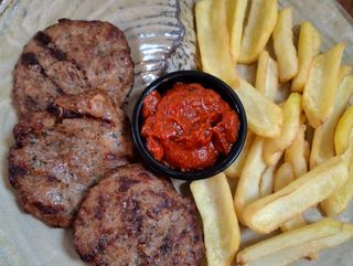 КЮФТЕТА НА СКАРА /3БР./ С ПЪРЖЕНИ КАРТОФИ И ЛЮТЕНИЦА