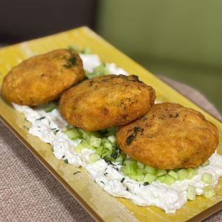 Кюфтета от тиквички с дзадзики (250г)