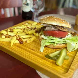 Бургер с дърпано свинско месо с картофки и BBQ сос (400г)