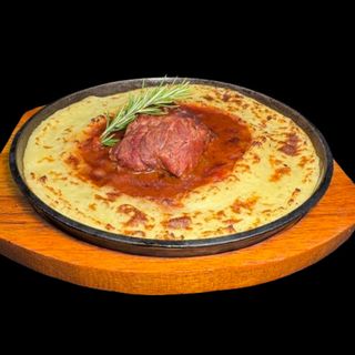 Крехко телешко със запечено картофено пюре 400 г