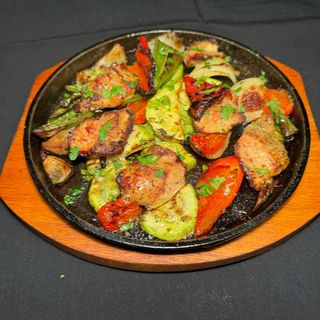 Свинско бон филе със зеленчуци 400 г 