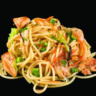 Яйчни спагети с пилешко месо и сусамово олио (360г)