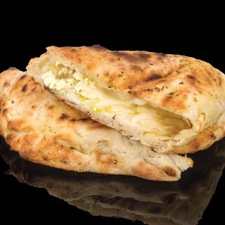 Затворено хлебче с моцарела, сирене и риган (250г)