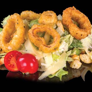 Салата цезар с хрупкави калмари (350г)