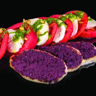 Салата с моцарела и кедрови ядки (350г)