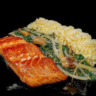 Филе от сьомга със спанак, манатарки и картофено пюре (350г)