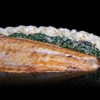 Филе от лаврак със спанак, манатарки и картофено пюре (340г)