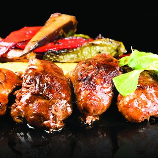 Свински бузи с печени зеленчуци (450г)