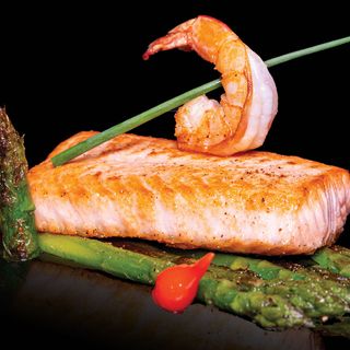 Сьомга с апержи, скарида и сос Холандез (300г)