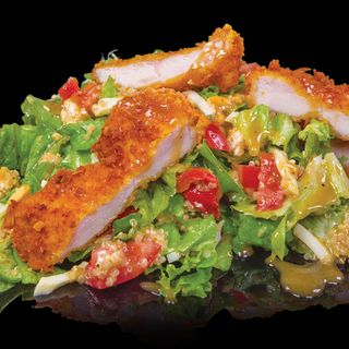 Салата с киноа и хрупкаво пиле (400г)